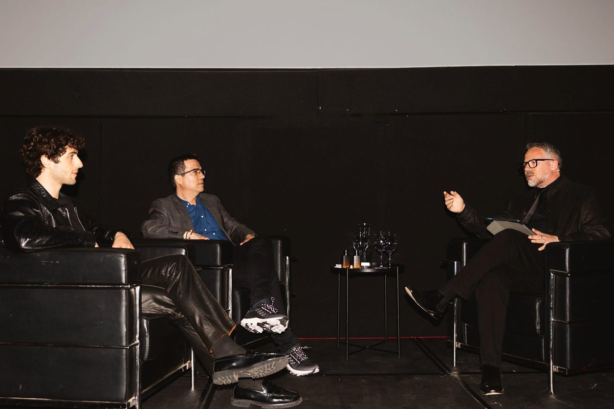 Martín Sarthou conversa con Agustín Della Corte y Alejandro De Barbieri en el lanzamiento de I WILL, de Giorgio Armani.