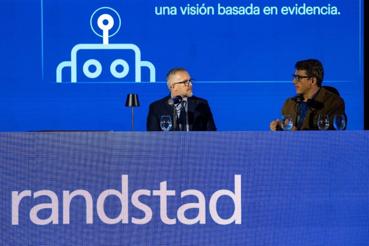 Martín Sarthou en el escenario de Randstad, durante la presentación del estudio.