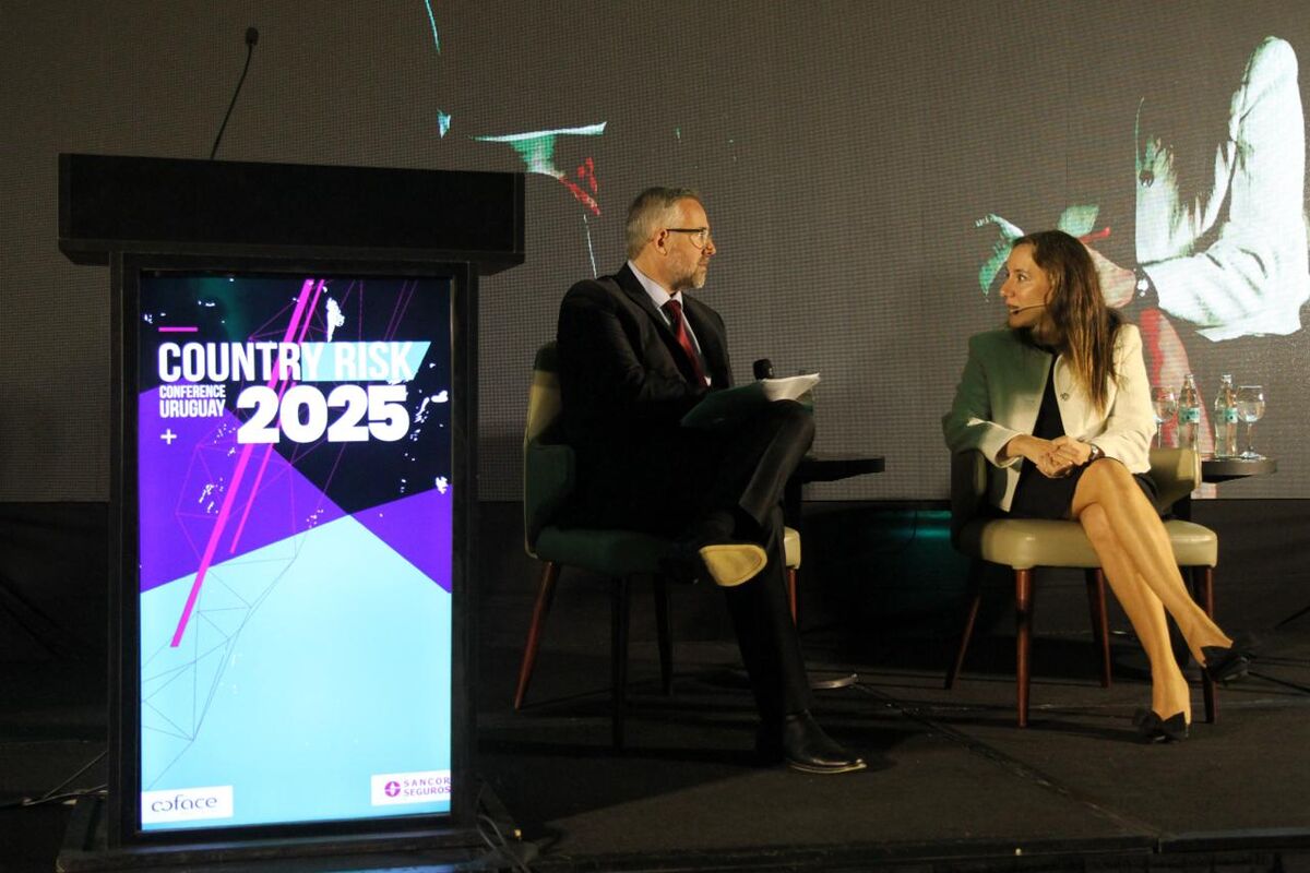 Martín Sarthou entrevista en escena a la presidenta de la Unión de Exportadores en la Country Risk Conference Uruguay 2025.